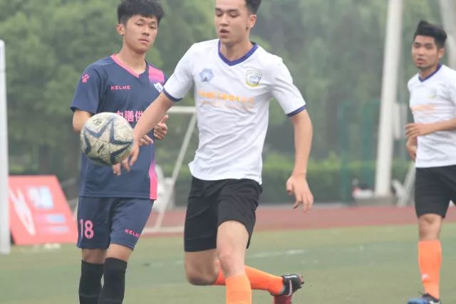 亚马尔与19岁女网红购物被偷拍 她有140多万粉丝