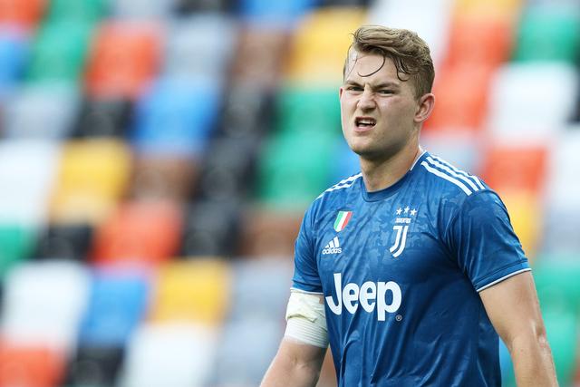 亚马尔与19岁女网红购物被偷拍 她有140多万粉丝